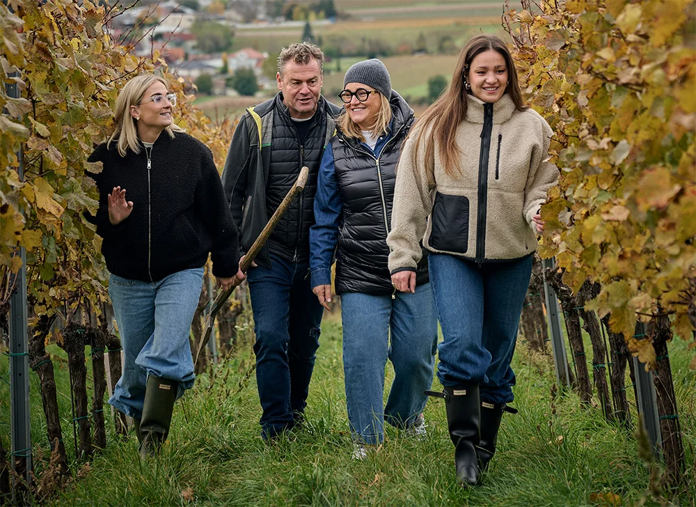 Rodina Markowitschových při procházce podzimní vinicí.